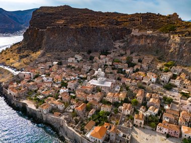 Yunanistan 'ın Laconia kentindeki Monemvasia kentinin havadan görünüşü.