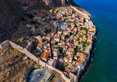Yunanistan 'ın Laconia kentindeki Monemvasia kentinin havadan görünüşü.