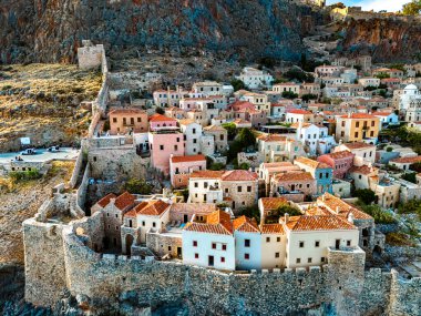 Yunanistan 'ın Laconia kentindeki Monemvasia kentinin havadan görünüşü.