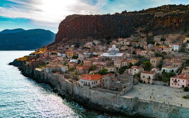 Yunanistan 'ın Laconia kentindeki Monemvasia kentinin havadan görünüşü.