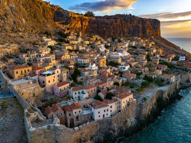 Yunanistan 'ın Laconia kentindeki Monemvasia kentinin havadan görünüşü.
