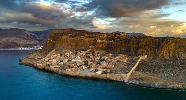 Yunanistan 'ın Laconia kentindeki Monemvasia kentinin havadan görünüşü.