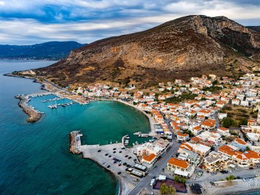 Yunanistan 'ın Laconia kentindeki Monemvasia kentinin havadan görünüşü.