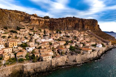 Yunanistan 'ın Laconia kentindeki Monemvasia kentinin havadan görünüşü.