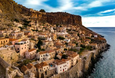 Yunanistan 'ın Laconia kentindeki Monemvasia kentinin havadan görünüşü.
