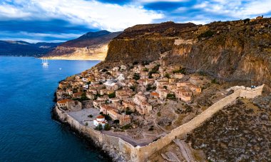 Yunanistan 'ın Laconia kentindeki Monemvasia kentinin havadan görünüşü.