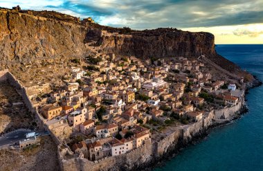 Yunanistan 'ın Laconia kentindeki Monemvasia kentinin havadan görünüşü.