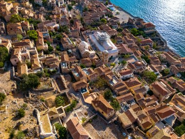 Yunanistan 'ın Laconia kentindeki Monemvasia kentinin havadan görünüşü.