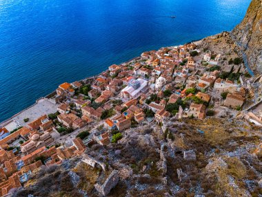 Yunanistan 'ın Laconia kentindeki Monemvasia kentinin havadan görünüşü.