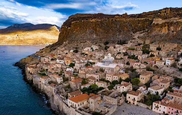 Yunanistan 'ın Laconia kentindeki Monemvasia kentinin havadan görünüşü.