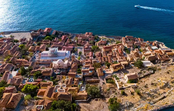 Yunanistan 'ın Laconia kentindeki Monemvasia kentinin havadan görünüşü.