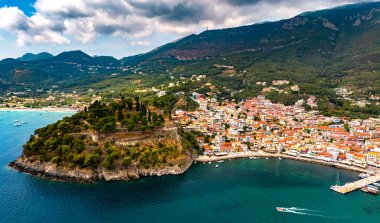 Yunanistan 'ın Epirus kentindeki Preveza bölgesindeki Parga' nın hava manzarası.