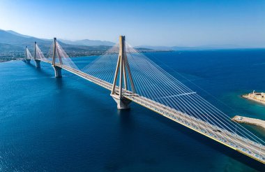 Rio Antirrio Köprüsü Patras, Yunanistan yakınlarındaki Corinth Körfezi üzerinde