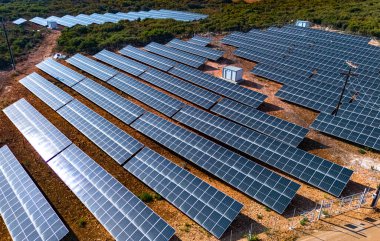 Toprağa monte edilen modern güneş enerjisi sistemi.