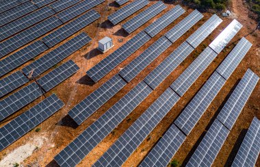 Toprağa monte edilen modern güneş enerjisi sistemi.
