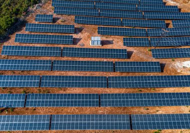 Toprağa monte edilen modern güneş enerjisi sistemi.