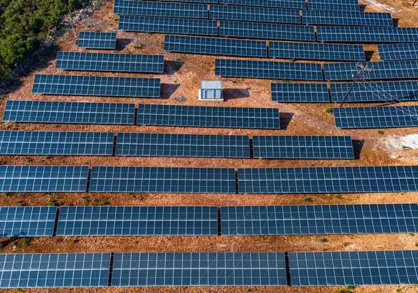 Toprağa monte edilen modern güneş enerjisi sistemi.