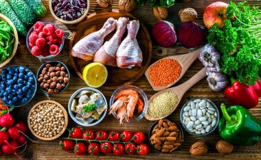 Akıl hastalığını ve beyin sağlığındaki düşüşü azaltmak için oluşturulan zihin diyetini temsil eden gıda ürünleri. Nörodejeneratif Gecikme İçin Akdeniz-DASH Müdahalesi