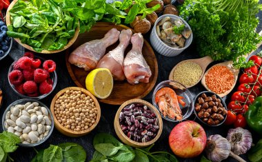 Akıl hastalığını ve beyin sağlığındaki düşüşü azaltmak için oluşturulan zihin diyetini temsil eden gıda ürünleri. Nörodejeneratif Gecikme İçin Akdeniz-DASH Müdahalesi