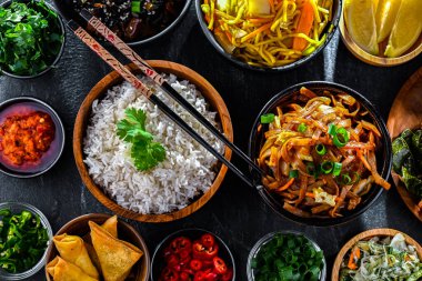 Doğu Asya yemeklerinin çeşitli kompozisyonu.