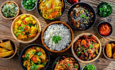 Doğu Asya yemeklerinin çeşitli kompozisyonu.