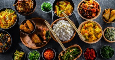 Doğu Asya yemeklerinin çeşitli kompozisyonu.