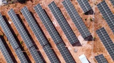 Toprağa monte edilen modern güneş enerjisi sistemi