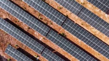 Toprağa monte edilen modern güneş enerjisi sistemi