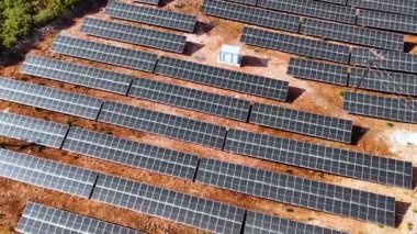 Toprağa monte edilen modern güneş enerjisi sistemi