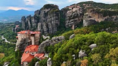 Doğu Ortodoks manastırlarıyla Meteora manzarası, Yunanistan