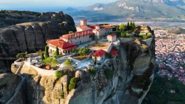 Doğu Ortodoks manastırlarıyla Meteora manzarası, Yunanistan