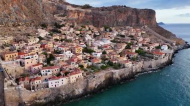 Yunanistan 'ın Laconia kentindeki Monemvasia kentinin havadan görünüşü