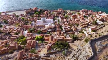 Yunanistan 'ın Laconia kentindeki Monemvasia kentinin havadan görünüşü