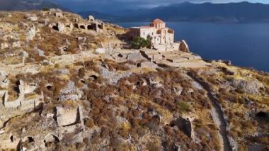 Yunanistan 'ın Laconia kentindeki Monemvasia kentinin havadan görünüşü