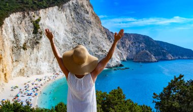 Yunanistan 'ın İyon Adaları' ndaki Lefkada kıyısındaki Porto Katsiki Plajı 'na bakan bir turist