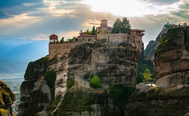 Doğu Ortodoks manastırlarının yer aldığı Meteora manzarası, Yunanistan 'ın kuzeybatısındaki Thessaly, UNESCO Dünya Mirası Bölgesi' ndeki Trikala bölgesel biriminde bir kaya oluşumu