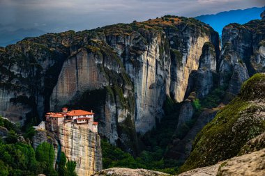 Doğu Ortodoks manastırlarının yer aldığı Meteora manzarası, Yunanistan 'ın kuzeybatısındaki Thessaly, UNESCO Dünya Mirası Bölgesi' ndeki Trikala bölgesel biriminde bir kaya oluşumu