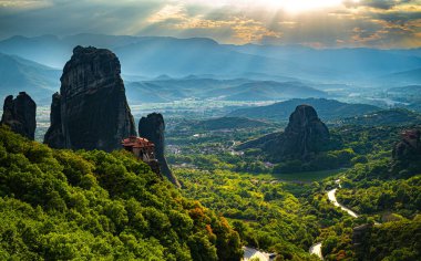 Doğu Ortodoks manastırlarının yer aldığı Meteora manzarası, Yunanistan 'ın kuzeybatısındaki Thessaly, UNESCO Dünya Mirası Bölgesi' ndeki Trikala bölgesel biriminde bir kaya oluşumu