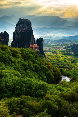 Doğu Ortodoks manastırlarının yer aldığı Meteora manzarası, Yunanistan 'ın kuzeybatısındaki Thessaly, UNESCO Dünya Mirası Bölgesi' ndeki Trikala bölgesel biriminde bir kaya oluşumu