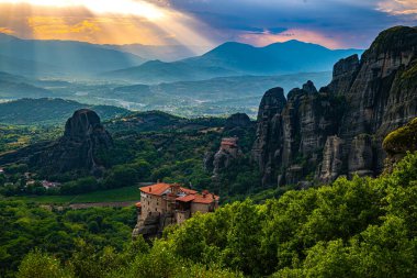 Doğu Ortodoks manastırlarının yer aldığı Meteora manzarası, Yunanistan 'ın kuzeybatısındaki Thessaly, UNESCO Dünya Mirası Bölgesi' ndeki Trikala bölgesel biriminde bir kaya oluşumu
