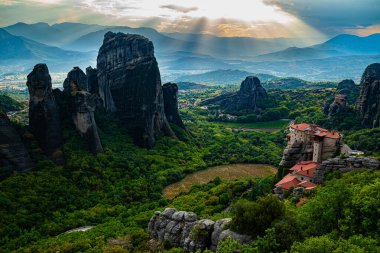Doğu Ortodoks manastırlarının yer aldığı Meteora manzarası, Yunanistan 'ın kuzeybatısındaki Thessaly, UNESCO Dünya Mirası Bölgesi' ndeki Trikala bölgesel biriminde bir kaya oluşumu