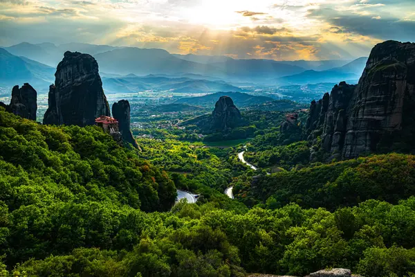 Doğu Ortodoks manastırlarının yer aldığı Meteora manzarası, Yunanistan 'ın kuzeybatısındaki Thessaly, UNESCO Dünya Mirası Bölgesi' ndeki Trikala bölgesel biriminde bir kaya oluşumu