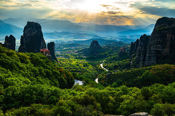 Вид на Метеору с православными монастырями, скальное образование в региональном образовании Трикала, в Фессалии, на северо-западе Греции, объект Всемирного наследия ЮНЕСКО