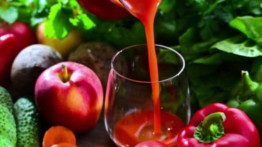 Taze sebze suyuyla birlikte bir bardak. Detoks diyeti