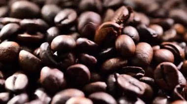 Kavrulmuş kahve çekirdeklerini yakın.