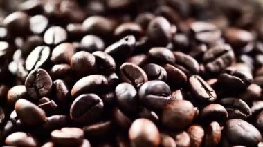 Kavrulmuş kahve çekirdeklerini yakın.