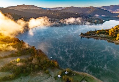 Polonya 'nın Bieszczady Dağları' ndaki Zawoz köyü yakınlarındaki Solina Gölü 'nün havadan görünüşü