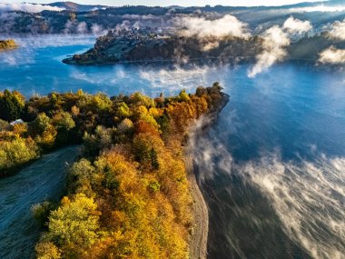 Polonya 'nın Bieszczady Dağları' ndaki Zawoz köyü yakınlarındaki Solina Gölü 'nün havadan görünüşü