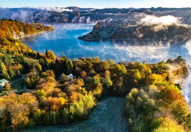 Polonya 'nın Bieszczady Dağları' ndaki Zawoz köyü yakınlarındaki Solina Gölü 'nün havadan görünüşü
