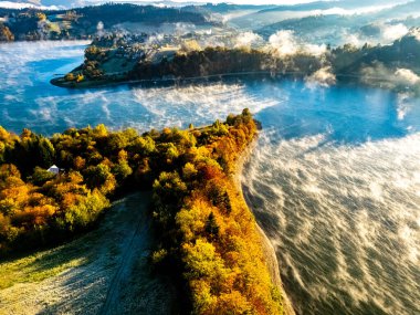 Polonya 'nın Bieszczady Dağları' ndaki Zawoz köyü yakınlarındaki Solina Gölü 'nün havadan görünüşü